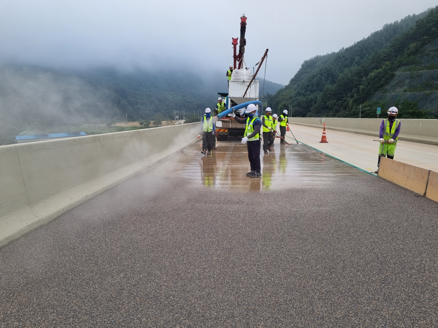 박층 폴리머 덧씌우기 포장 공법(Roadon-PCO)