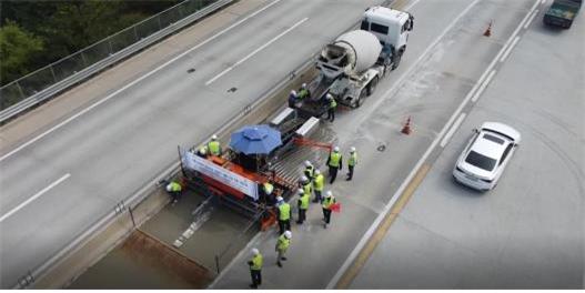 박층 연속 철근 콘크리트 덧씌우기 포장공법(UT-CRCP)