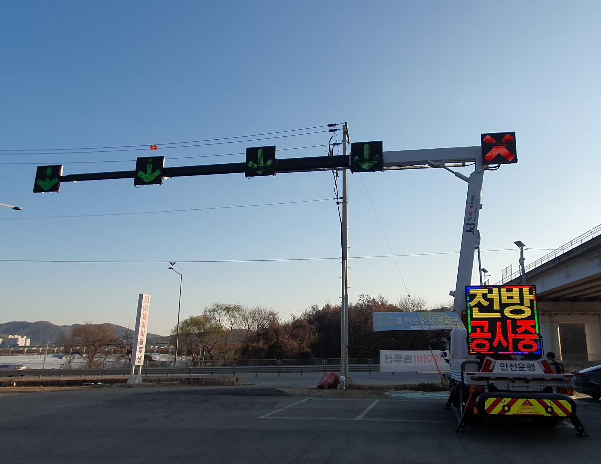 교통사고 예방을 위한 도로교통 신호장치 LCS