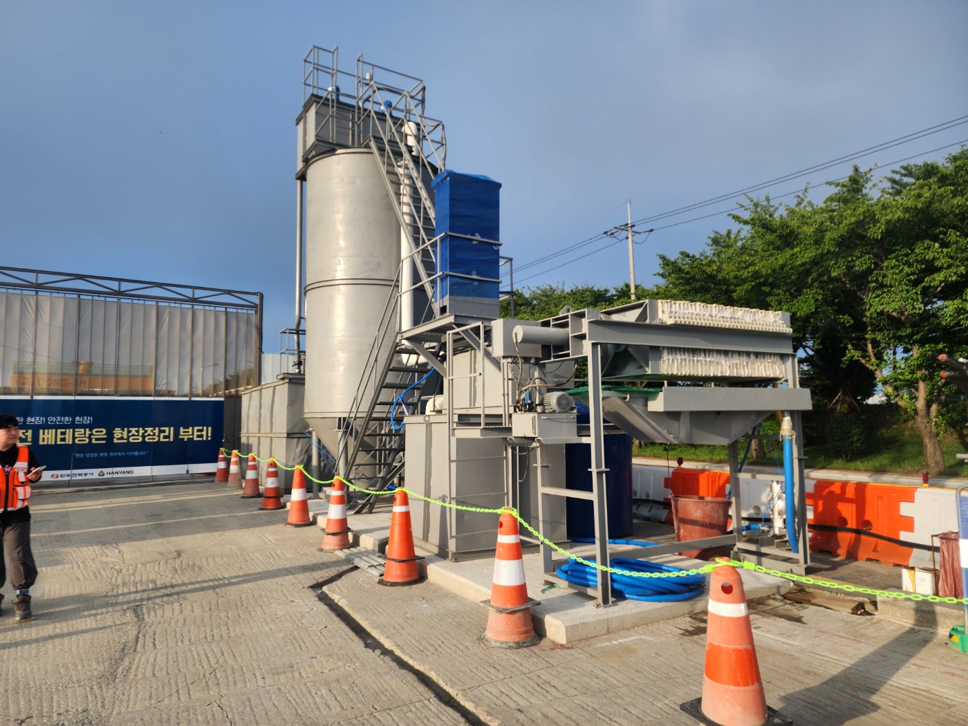 스크류형 경사판을 갖는 폐수설비의 침전조