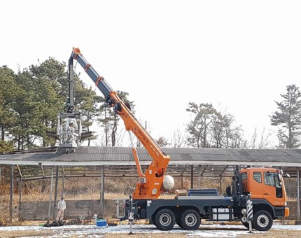 고소작업차와 다기능 케이지를 이용하여 석면 슬레이트를 해체·제거하는 기술(슬레이터 공법)