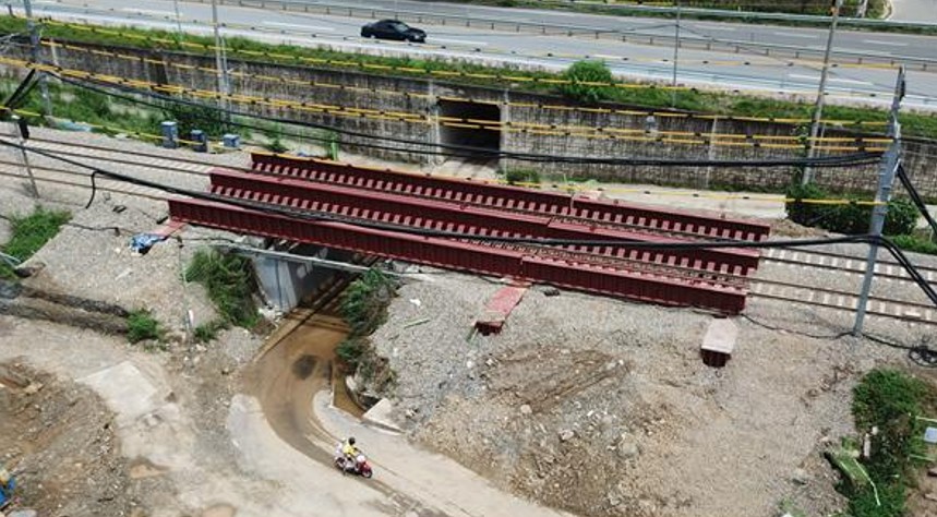 PMT공법 ( 철도하로판형교의 시공구조 및 공법 )