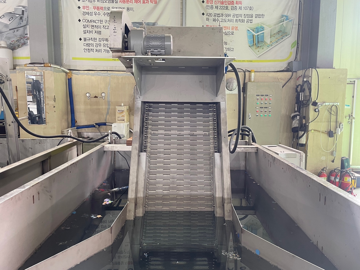 사다리꼴 회전레일과 후면배수구 구조가 적용된 3방향 평면스크린 기술