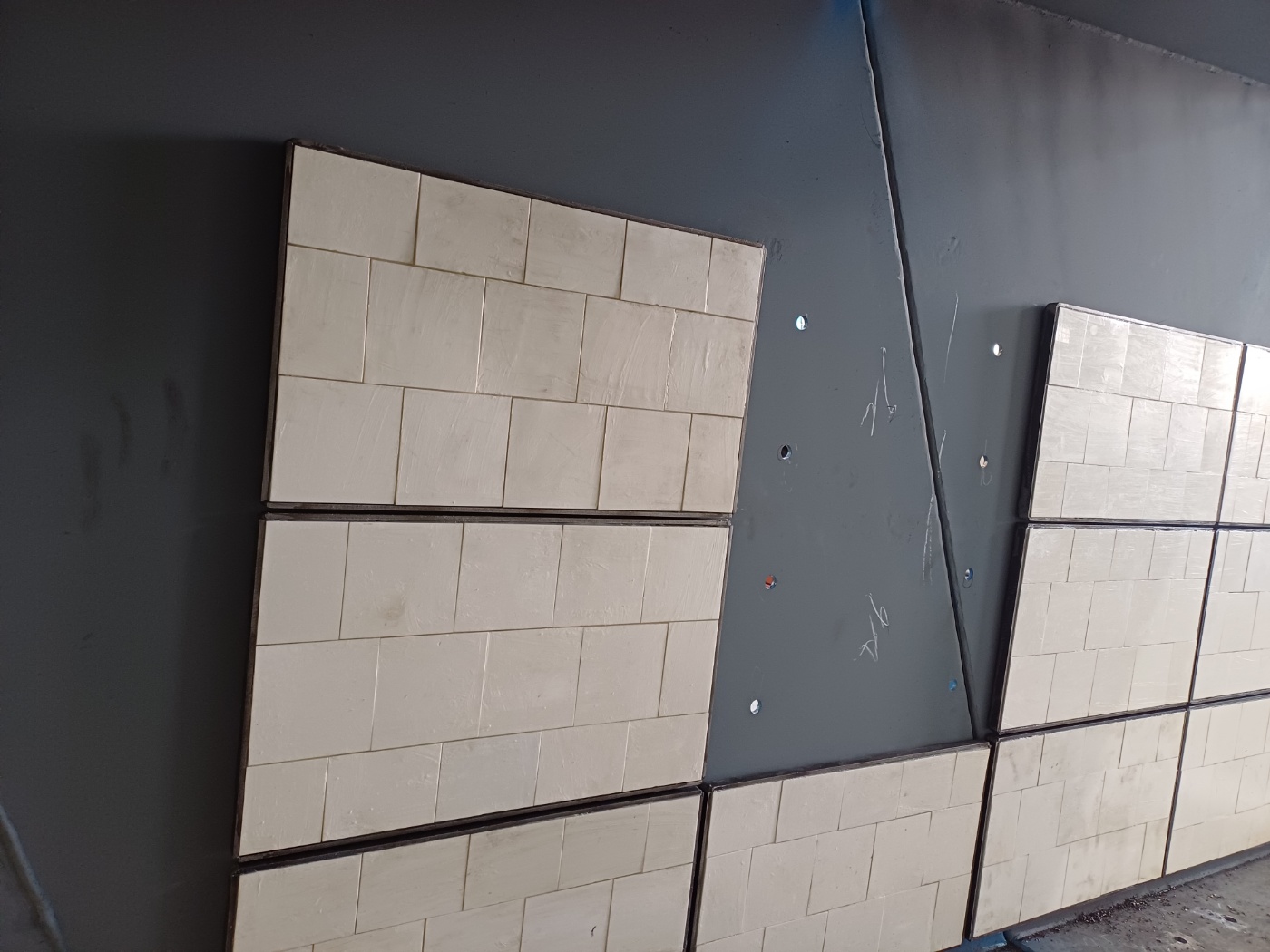 내마모성 및 내충격성이 우수한 석탄이송 설비용 세라믹 보강판