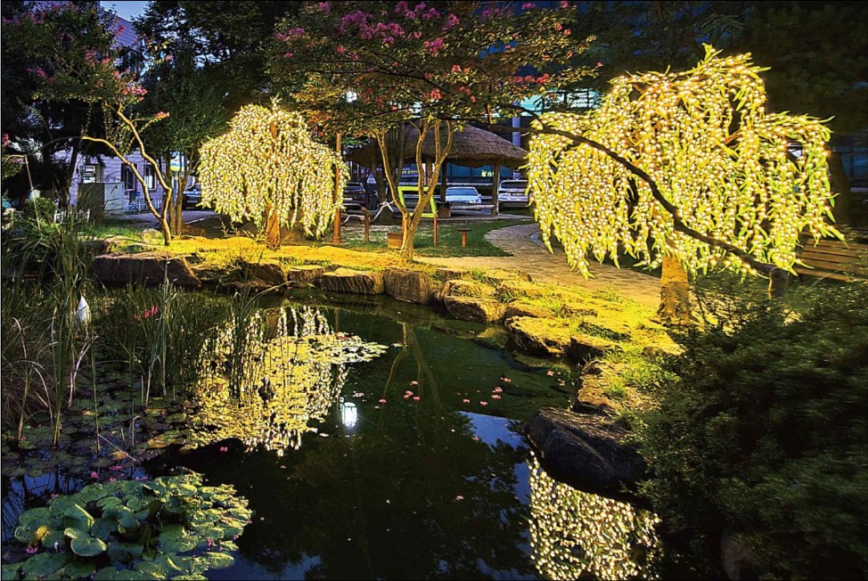 엘이디 광원을 내장한 장식용 나뭇잎