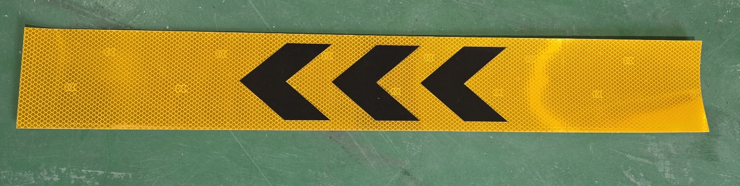 초광각 재귀반사시트 및 이를 이용한 비돌출 방향 지향성 시선유도표지