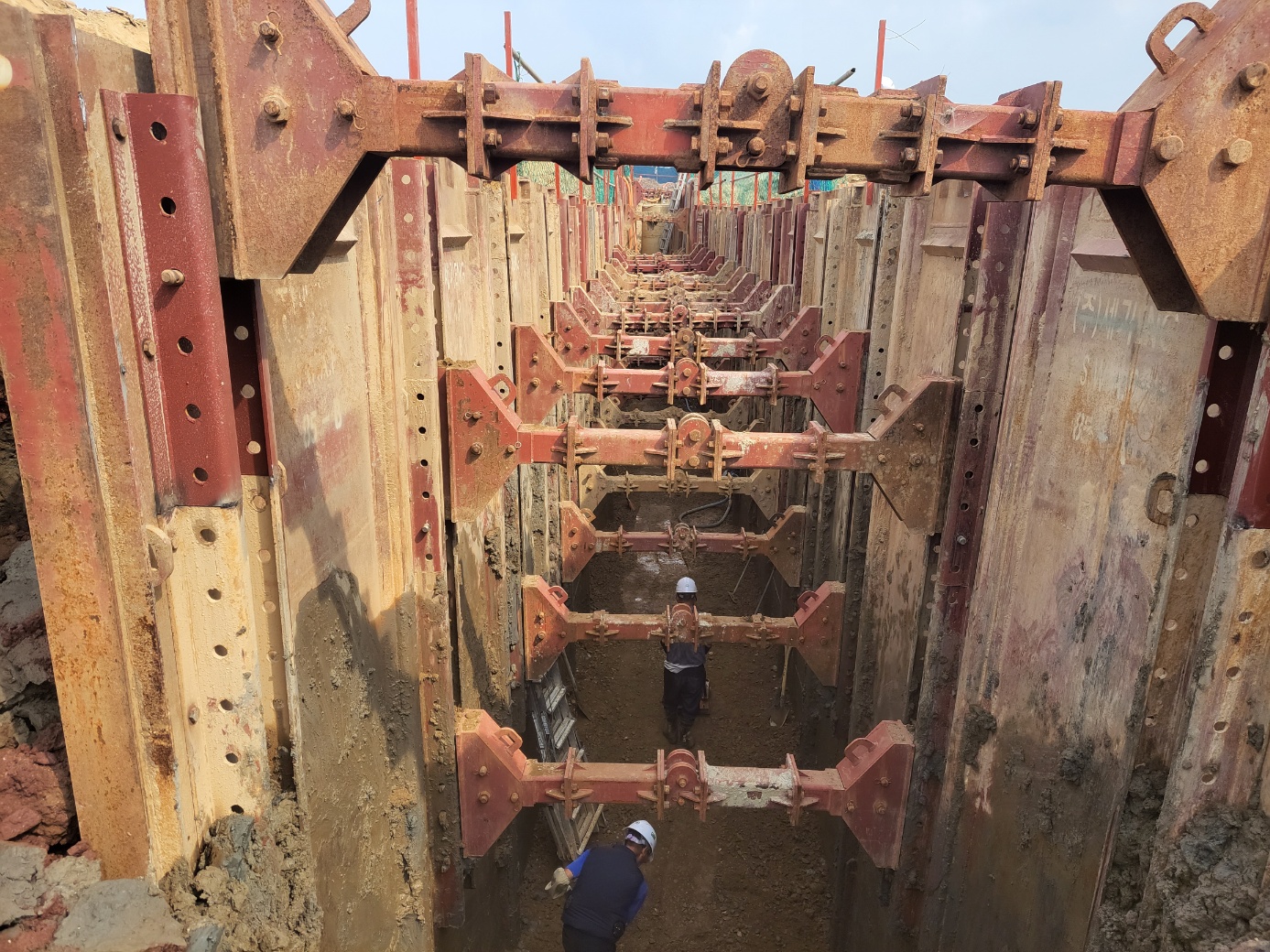 체결형 팬널(열연강판)과 접이식 버팀보로 구성된 조립식 트랜치형 굴착공법( S.W.A.P공법)