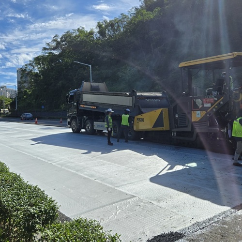 핫멜트 접착코팅층을 갖는 아스팔트 섬유 보강재(ADGRID)