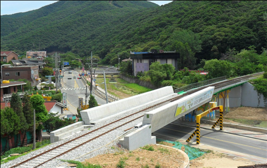 경사형 합성구조 하로교 및 그 시공방법