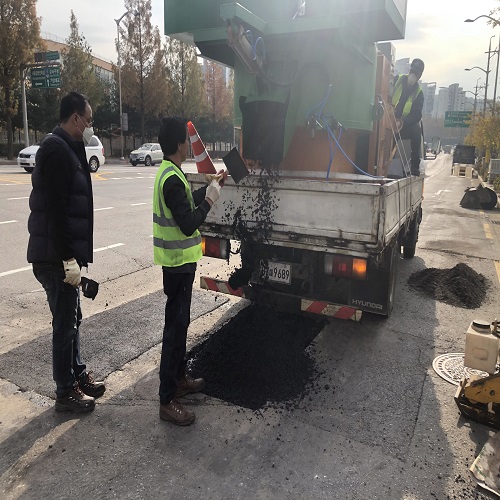 중저온 아스팔트 첨가제와 이동형 생산설비를 사용한 기능성 아스팔트 포장재
