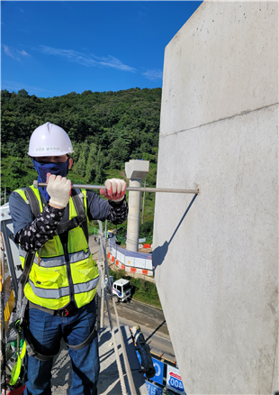 폼타이를 이용한 교량점검시설