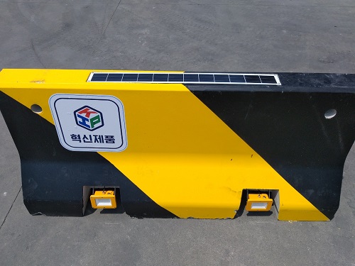 방호벽 일체형 태양광 도로 조명등