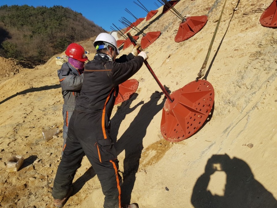 BNI 주조식 지압판 및 이를 이용한 사면보강공법