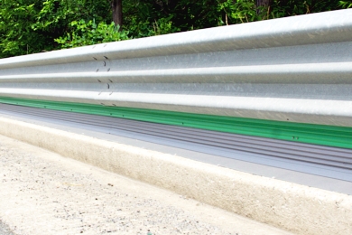 가드레일 하부 부착형 로드킬 방지시설