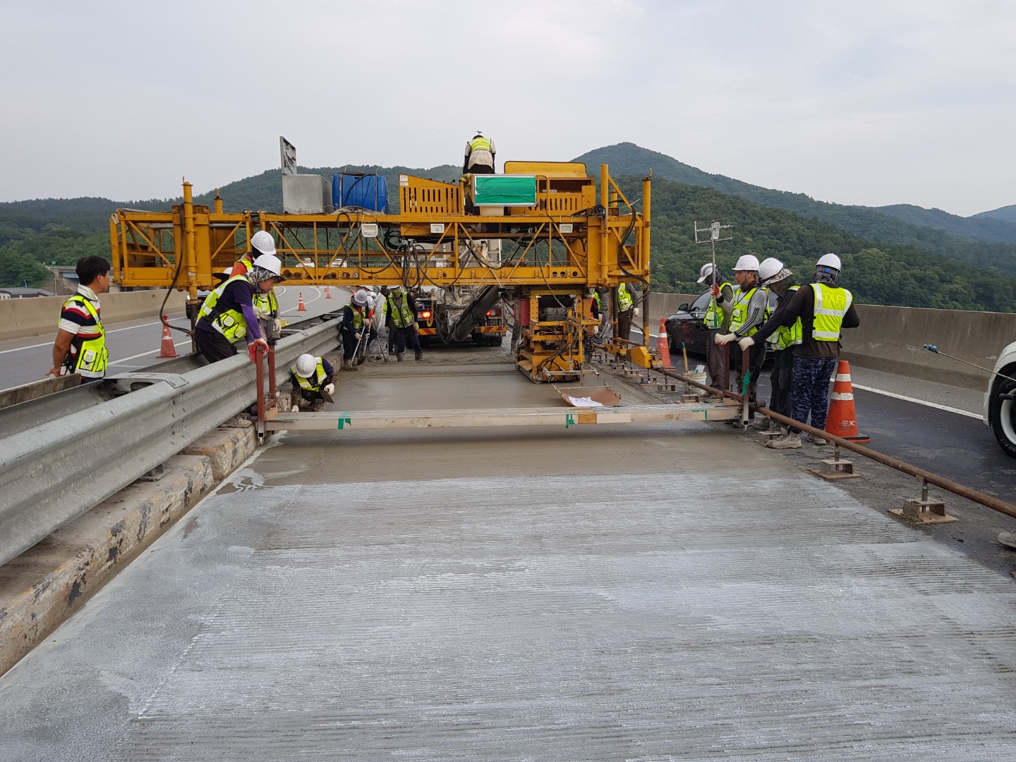  천연섬유로 보강된 초조강시멘트 콘크리트 조성물 및 이를 이용한 콘크리트 구조물의 보수공법 (K-SCS-12공법-교면포장)