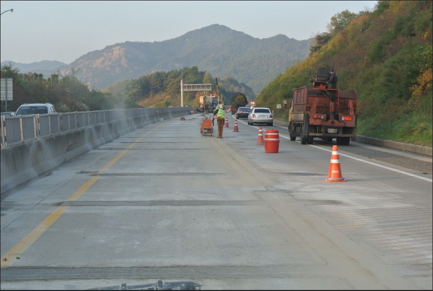 초속경콘크리트를이용한 교량 및 포장도로의보수시공방법 (K-SCS-R공법)