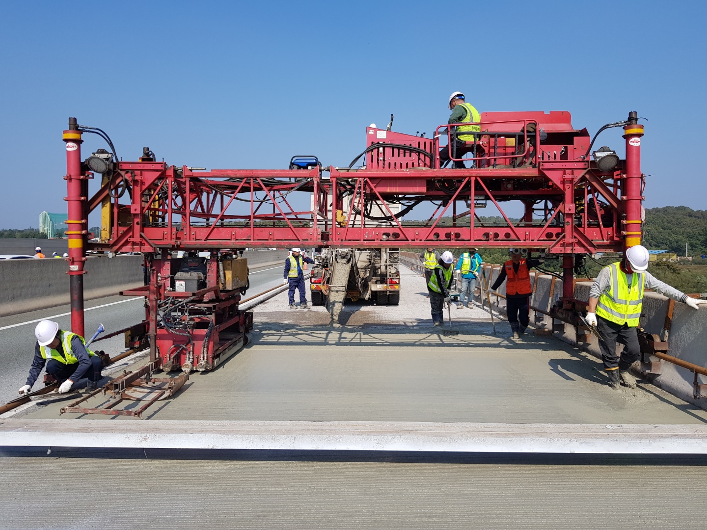 순환자원 광물을 적용한 초속경 LMC포장 보수공법  (JY-EPC-4)교면포장