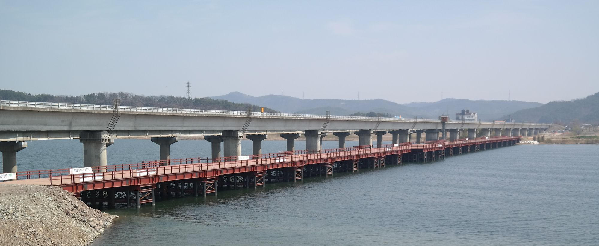 변단면 거더와 연속형 복공 판을 이용한 가설교량