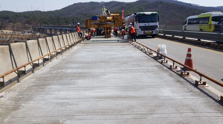 고성능폴리머혼입초속경시멘트및조성물을이용한콘크리트구조물(교면포장)