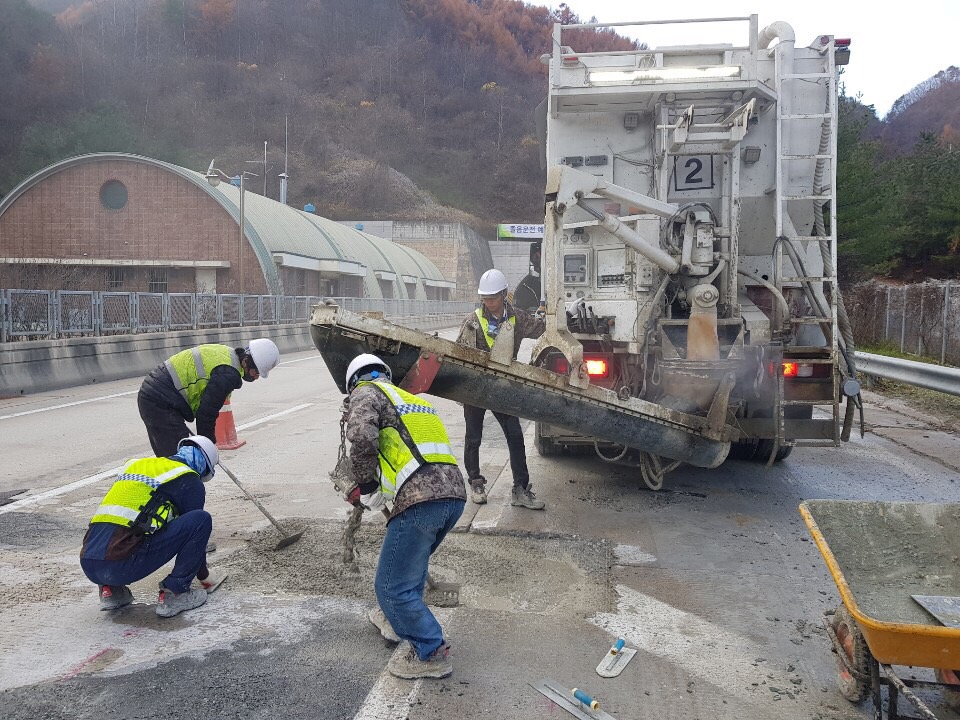 고성능폴리머혼입초속경시멘트및조성물을이용한콘크리트구조물(단면보수)
