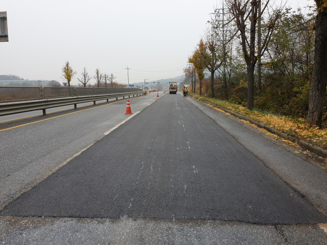 노후 콘크리트 포장도로의 유지보수를 위한 고탄성 중간층 아스팔트 포장 공
