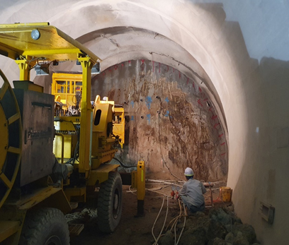 터널 굴착시 지반보강을 위한 강관다단공법용 무기질 급결성 그라우트
