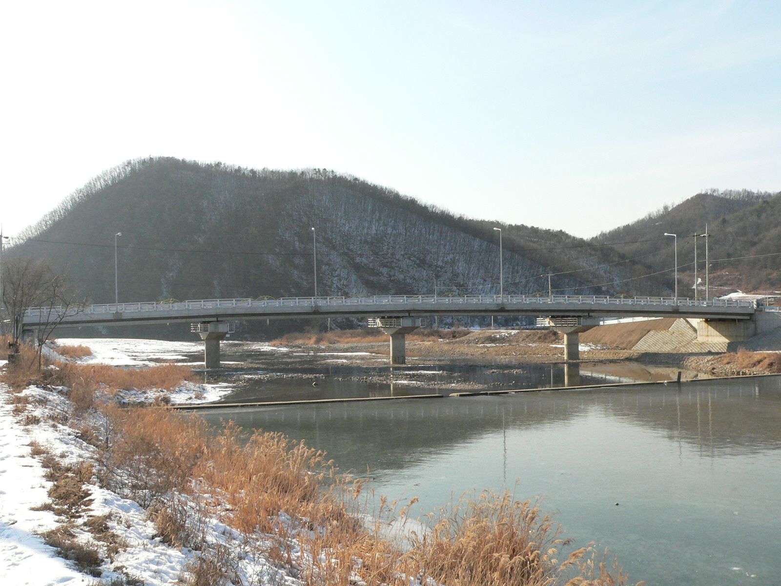 I형 강재빔이 콘크리트 자중을 부담하도록 거푸집을 매달아 제작하는 Precom 거더