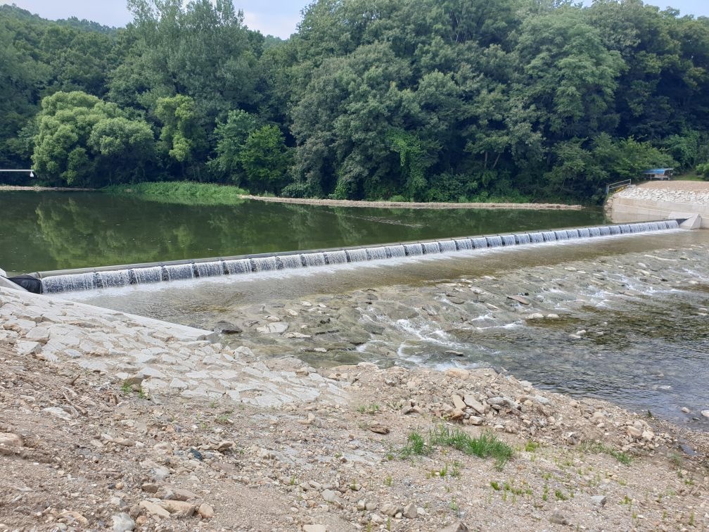 하천적용 고무보의 디플렉터 및 보강 클램핑 플레이트 제작설치 공법