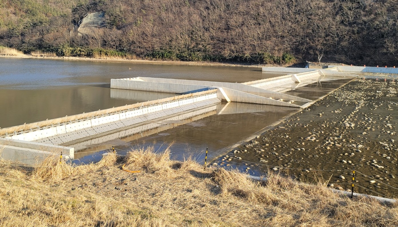 2중 이물질 유입방지 장치와 밀폐식 유압실린더가 장착된 유압식 전도수문