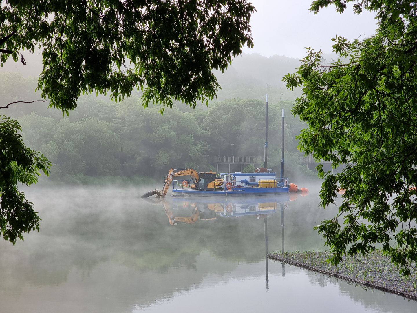다목적 수륙양용준설선을 이용한 준설공법  (해상 준설작업이 가능한 구동장치방식의 자항기술)