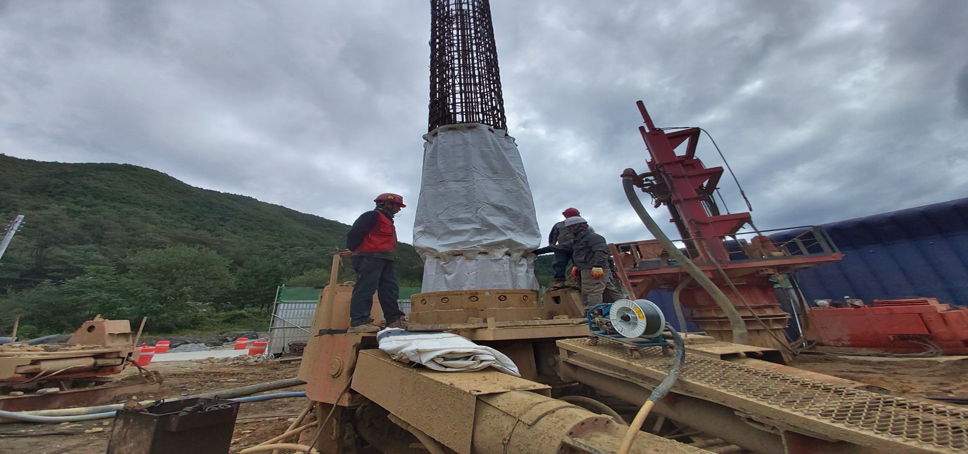 현장타설말뚝에서 희생강관을 대체할 수 있는 섬유거푸집말뚝